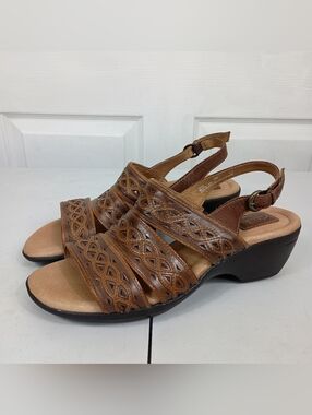 Clarks Sandals 10 Womens Brown Leather Laser Cut Artisan Slingback Mimmey Claire
